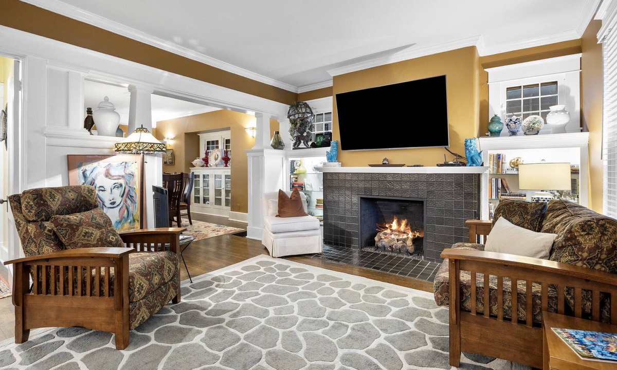 Bonnycastle House | MARYLAND HOUSE -HIGHLANDS - Charming koi pond, WALK TO ALL