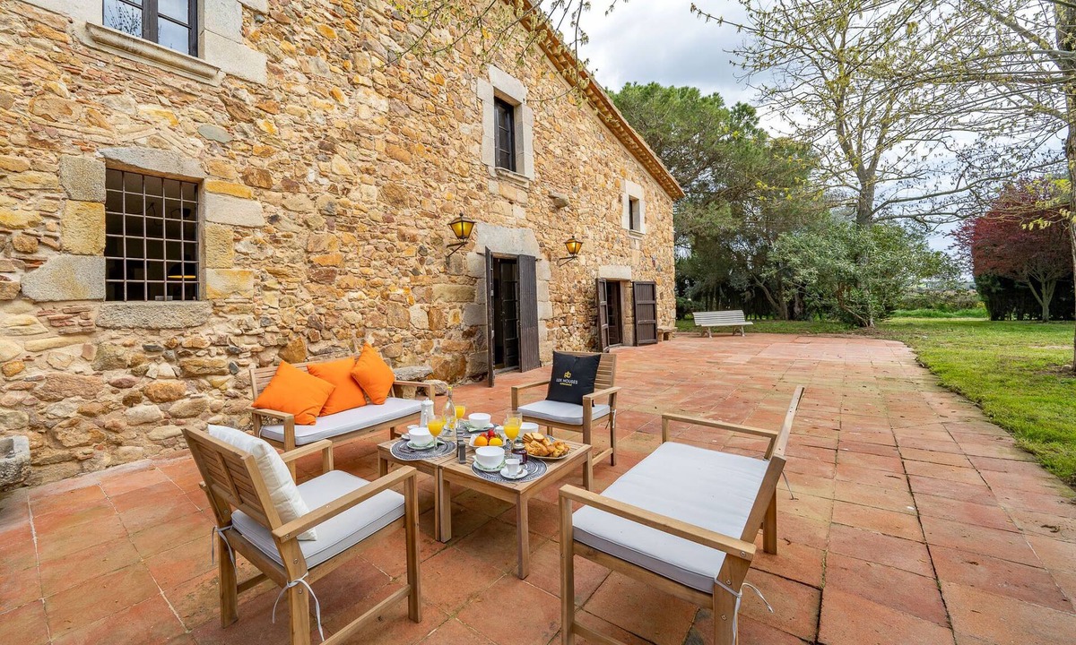 Llagostera Villa | Masia Marco | Pool BBQ Air Conditioning Stunning Garden Ideal for Large Groups