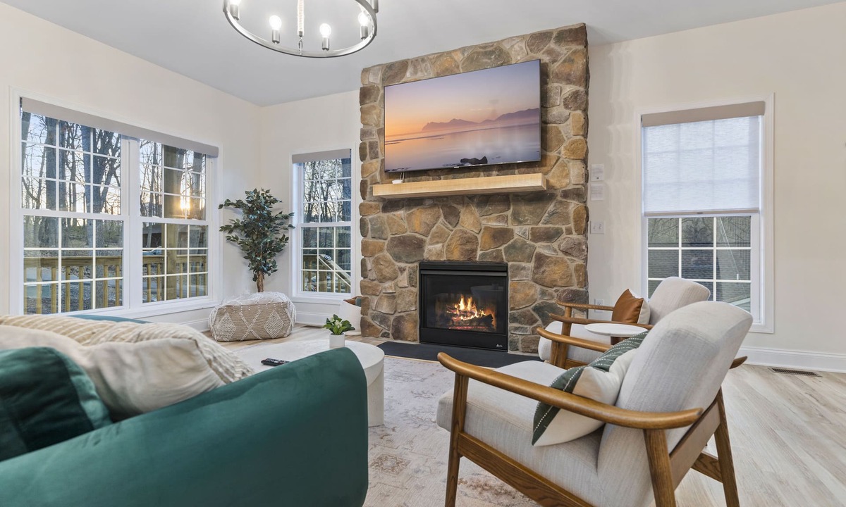 McGaheysville Ski Chalet | Massanutten Vacation! Family Home with 3 King Beds + Large Hot Tub