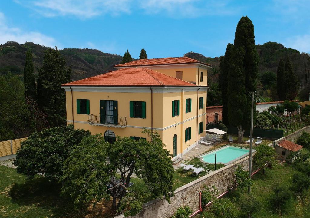 Massarosa Villa | Massarosa Front Lake, The Gargoyles