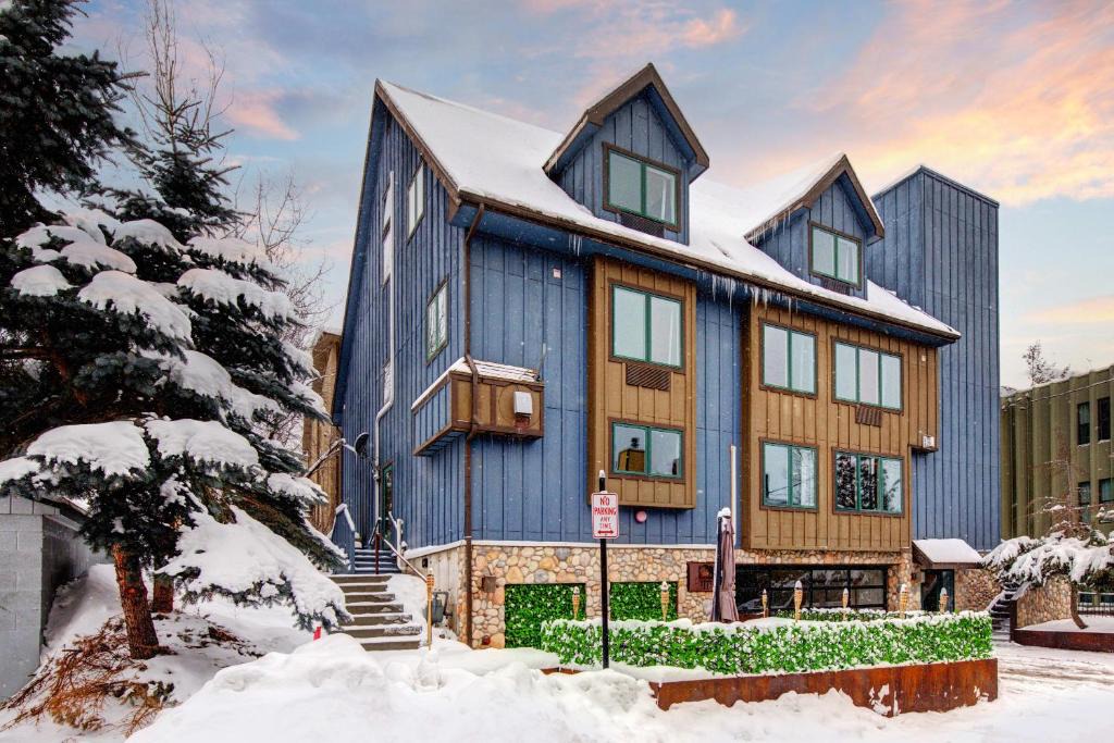 North Park City House | Massive 10 Bed 10 Bath Luxury Mountain Home in Old Town