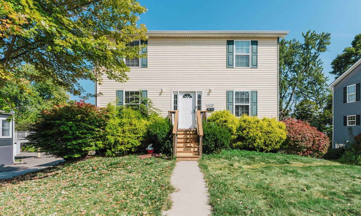 College Heights House | Massive 3BR Stay with Private Office & Extra-Large Living/Dining