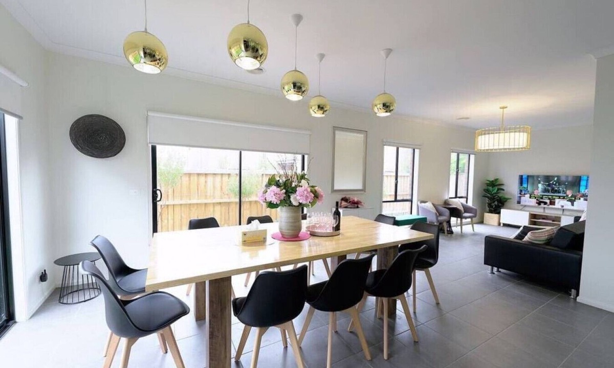 Williams Landing House | Massive 9BRM Rental House for big group in Melbourne