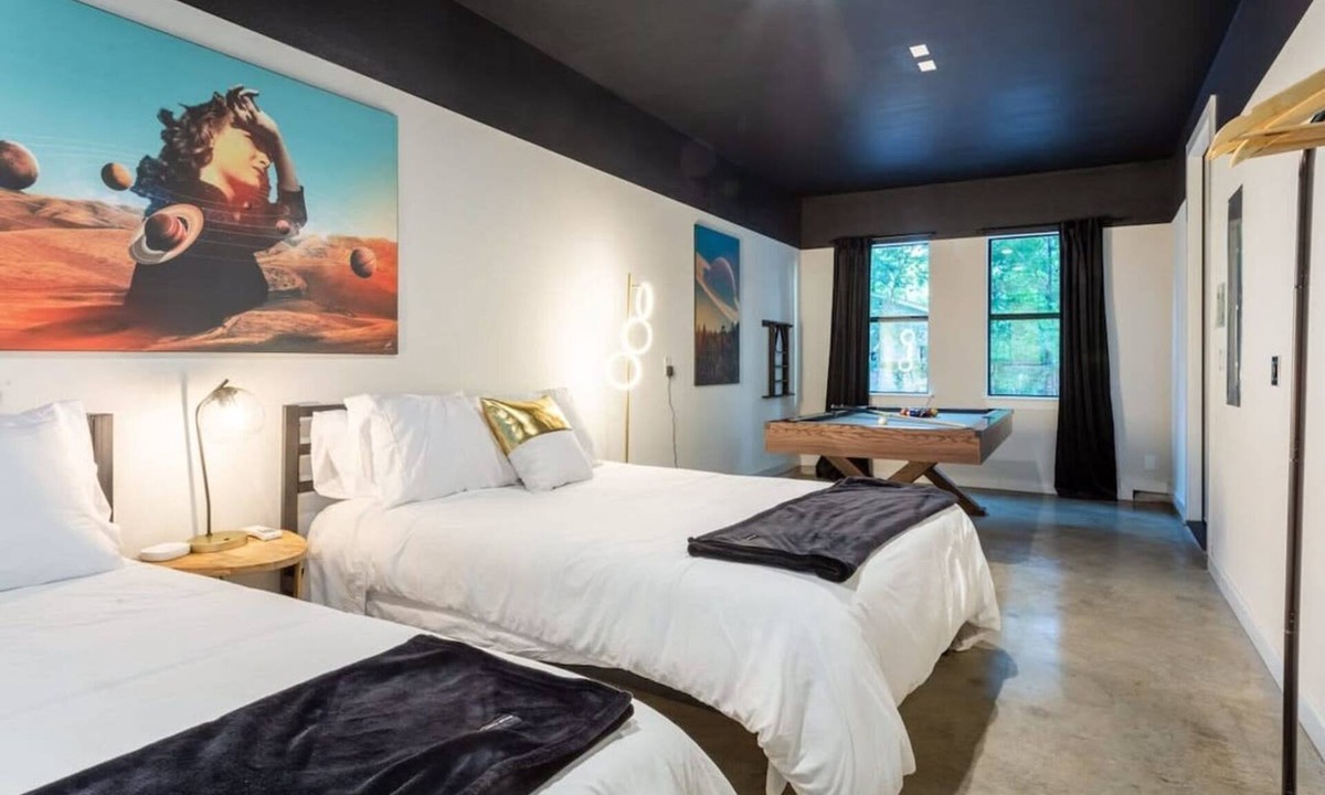 Govalle House | Massive Compound w Pool & Hot tub, Near Rainey St