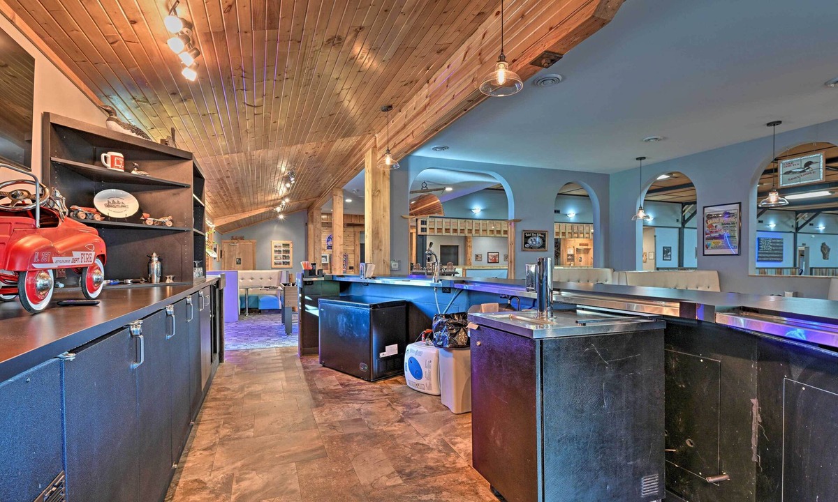 Hatfield Cottage | Massive Hatfield 'loon Lodge' w/Roller Rink