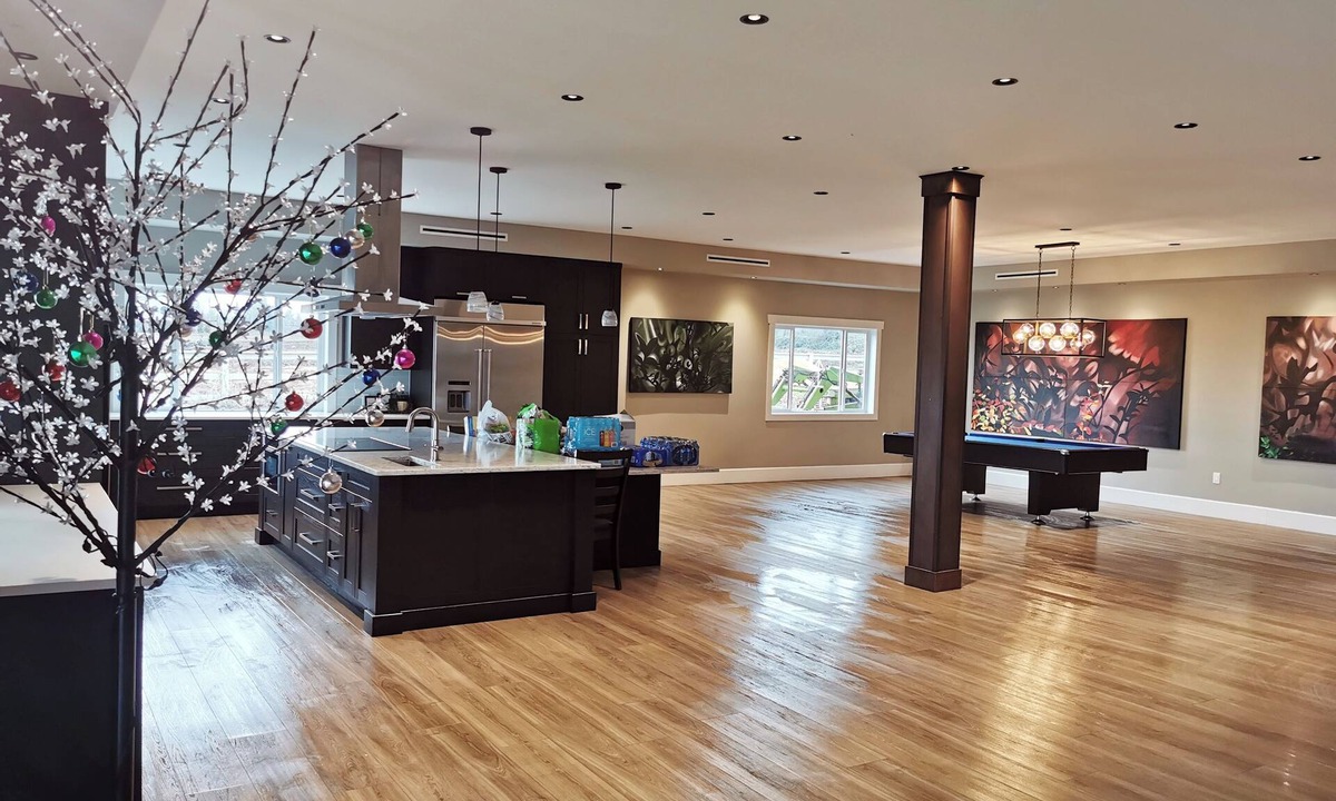 Langley Villa | Massive Langley Villa for groups and weddings! Private banquet space on property