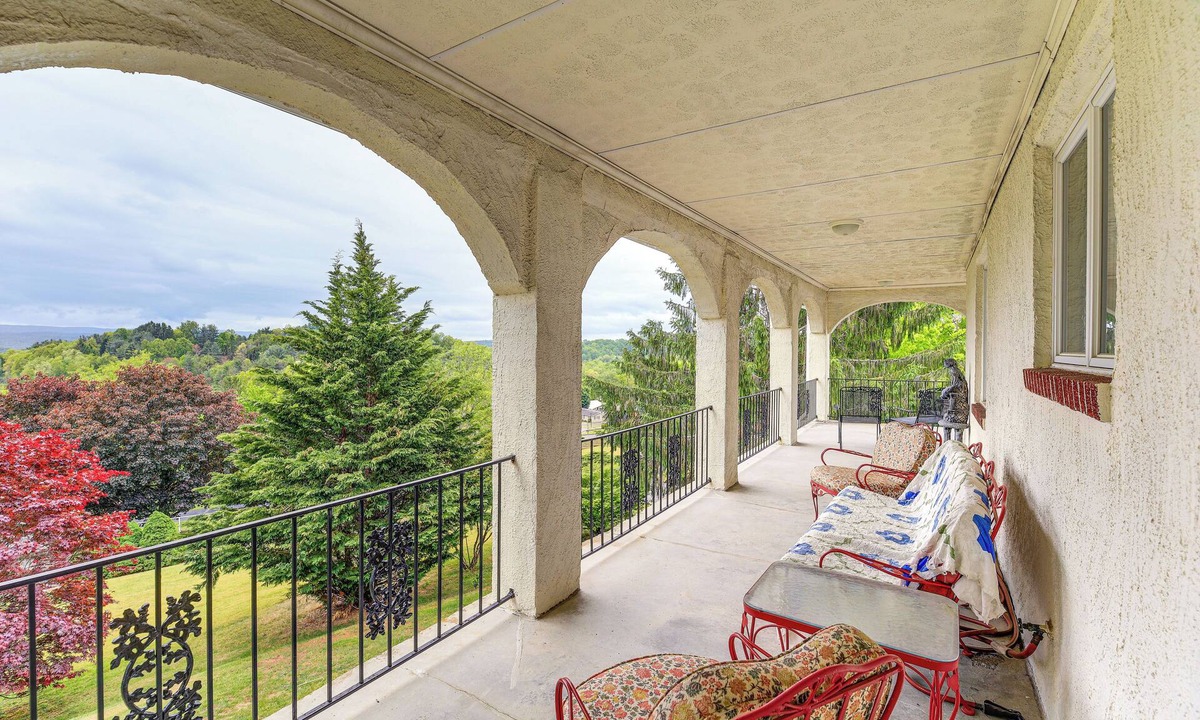 Princeton House | Massive Princeton Estate: Great for Large Groups!