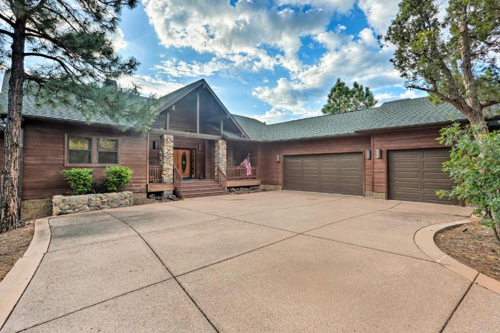 Torreon House | Massive Show Low Cabin with Deck - 3 Miles to Lake!