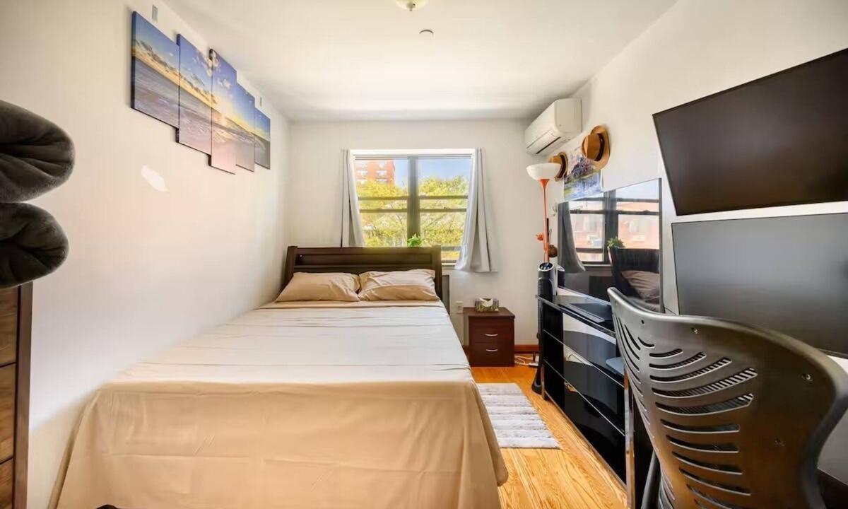 Queens Apartment | MASTER Bedroom apartment + Private Bathroom