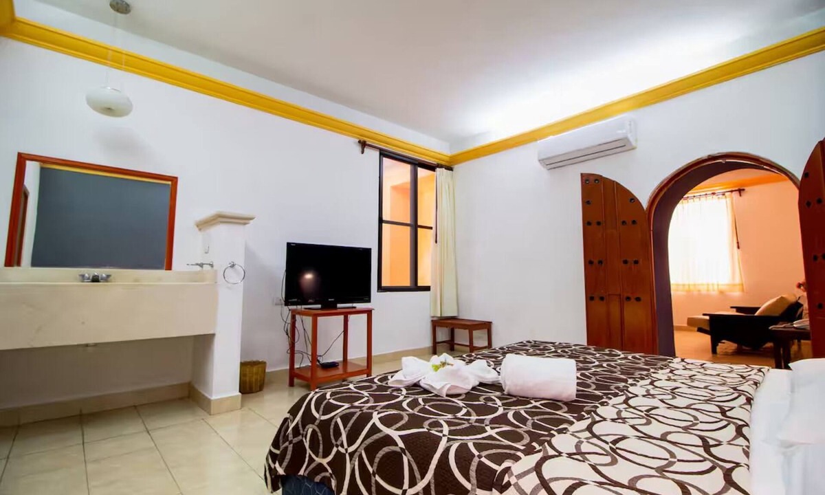 Centro Hotel | Master Suite with Comfort & Style in Mérida — Close to Downtown + Onsite Pool