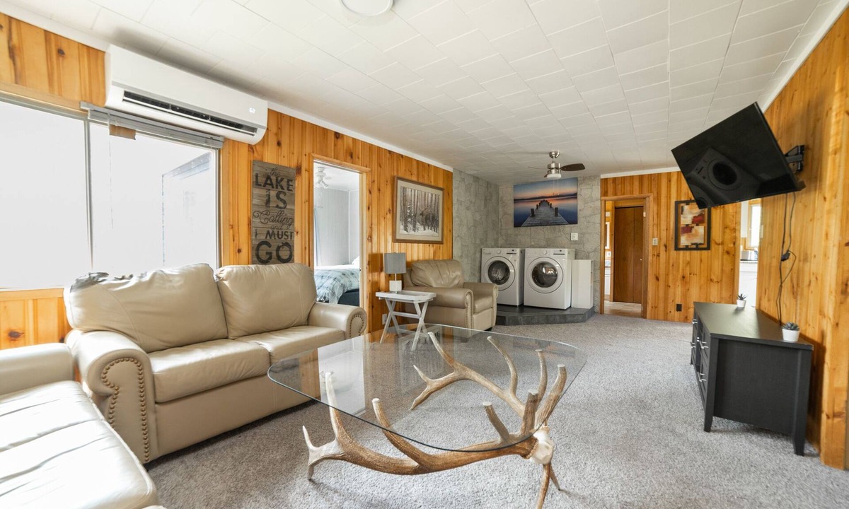 Winnipeg Beach Cottage | Matlock Dunnotar Area Pet Friendly 3 Bed Cottage Across the Road From the Lake