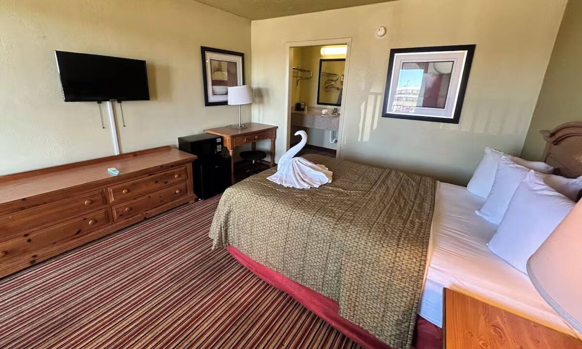 Mattoon Hotel | Mattoon Illinois Experience | Dining & Cultural Spots | Heritage Park Nearby