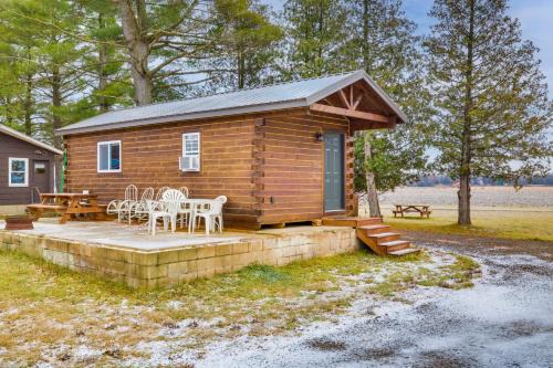 Mauston Apartment | Mauston Studio Cabin ~ 15 Mi to Wisconsin Dells!