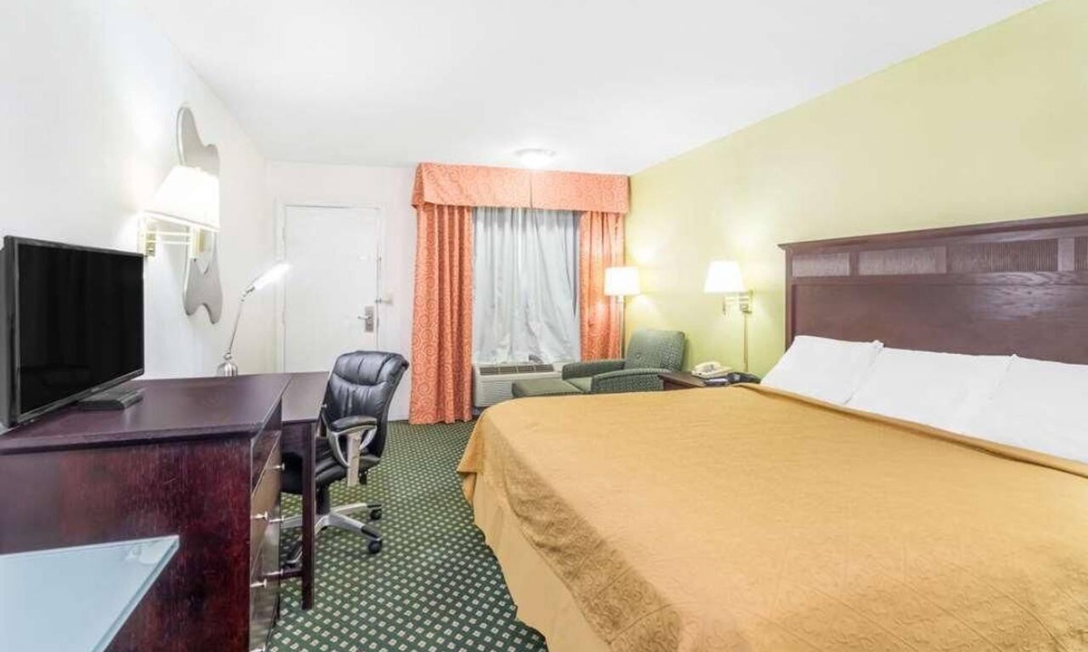 Lookout Valley Neighborhood Association Hotel | Maximum Comfort! With Seasonal Outdoor Pool, Free Parking, Pets are Welcome!