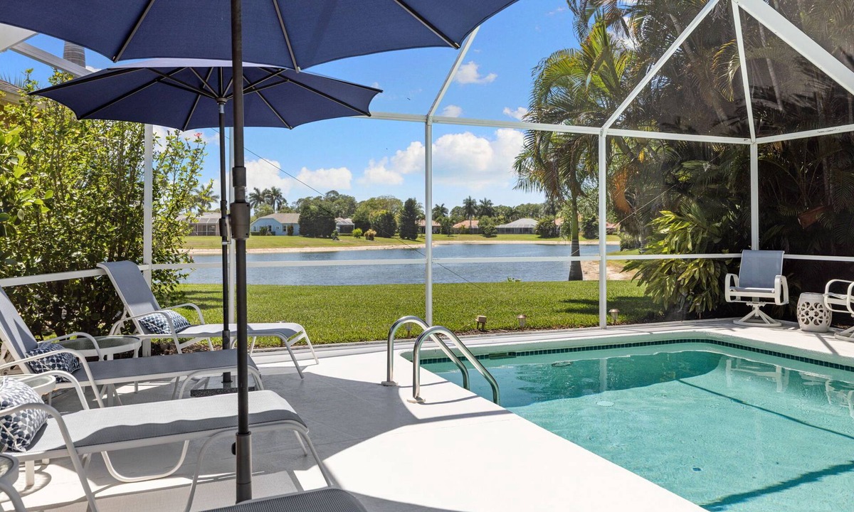 Central Naples House | May-September Special Promotions! Mins Drive to Beach, Shops & Restaurants!