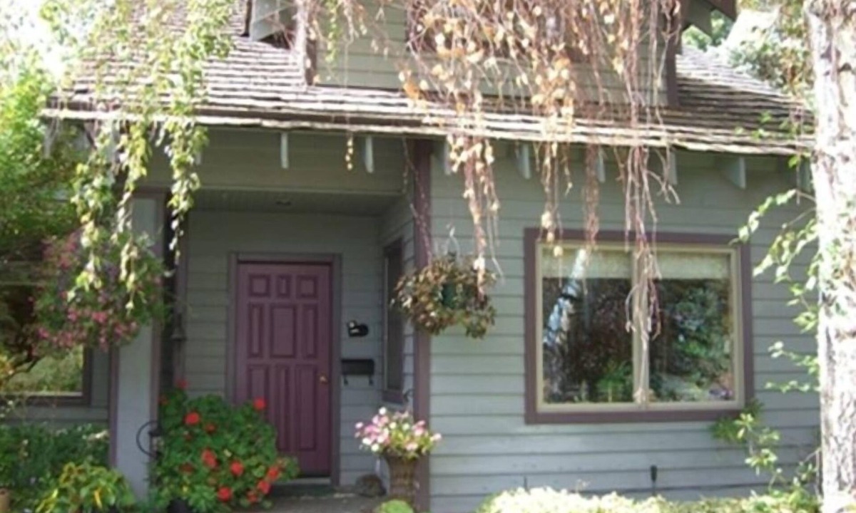 River West House | May special Bends Westside Kaleana's Garden Cottage