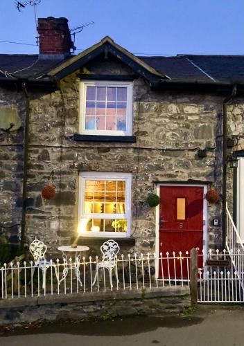 Llanrhaeadr-ym-Mochnant House | Maytree Cottage. Compact home in Mid Wales.