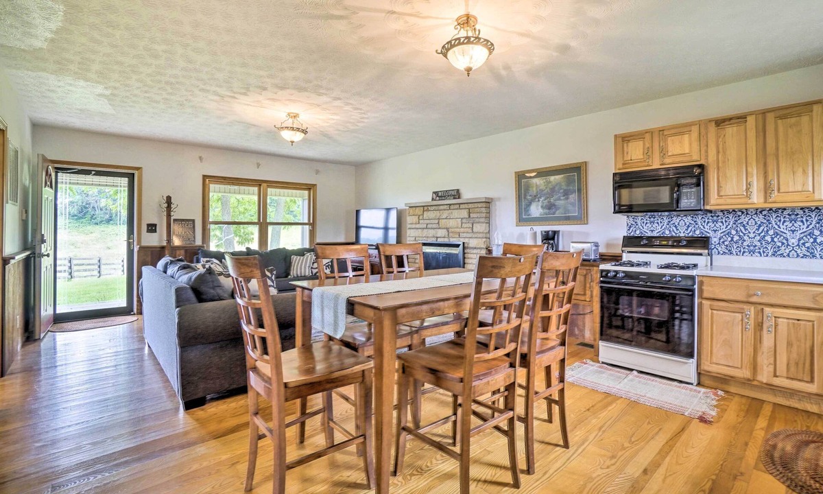 McArthur Cottage | Mcarthur Cabin: Peaceful Getaway on Farm!