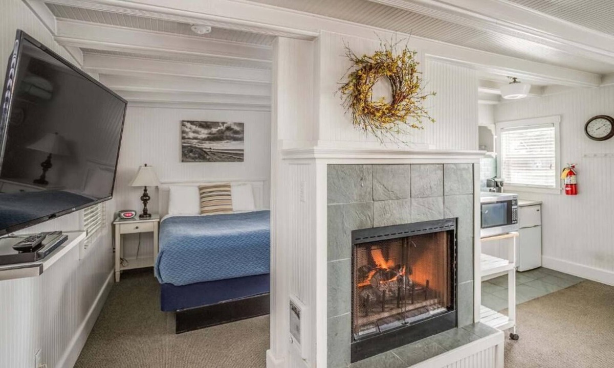 Downtown Cannon Beach Hotel | McBee Cottage - Standard Queen Room with Kitchenette and Beach Access!