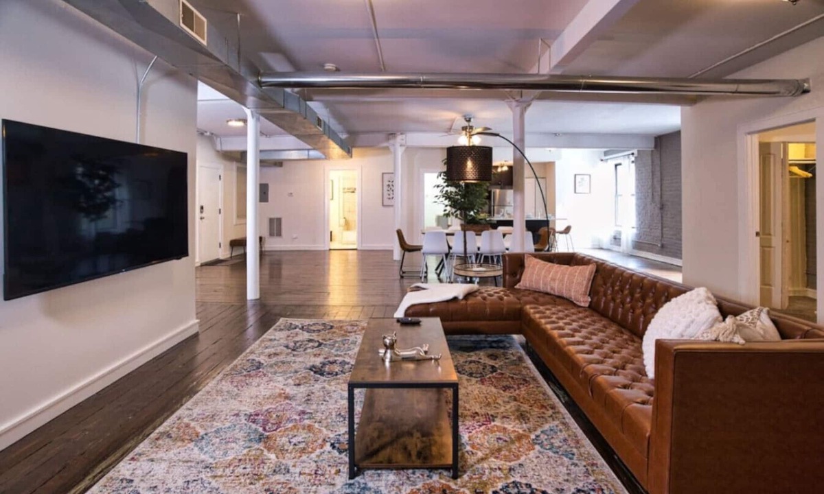 Near South Side Apartment | McCormick 4BR Huge Unit w/Pool Table | Sleeps 11
