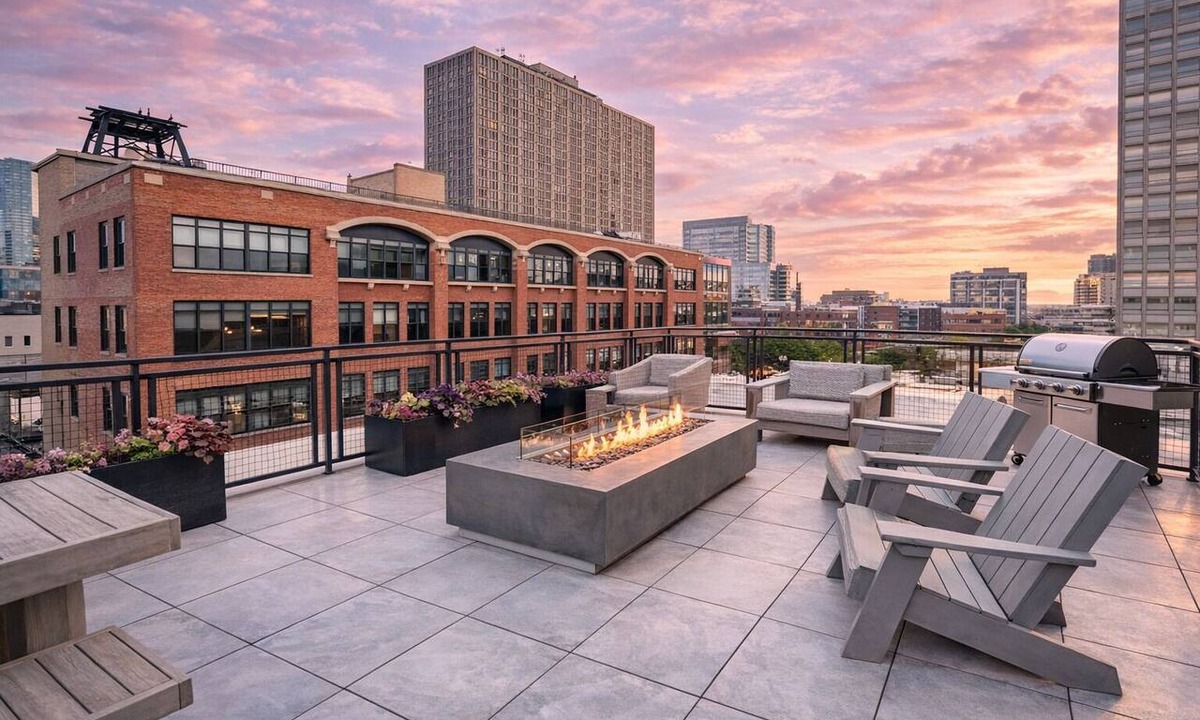 Near South Side Apartment | McCormick Oasis with Balcony, Patio and Gym Near Soldier Field & Museum Campus