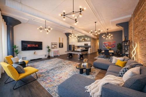 Near South Side Hotel | McCormick Suites by Slumber Stay