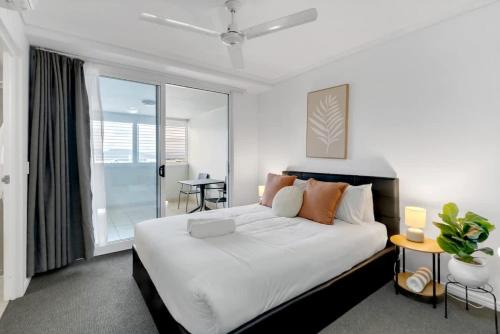 Cairns Central Business District Hotel | McLeod Nook - Poolside Studio by Waterfront & Market