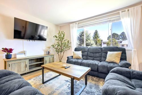 West Colorado Springs House | Meadow Gate Spacious Family Home w Fenced Yard