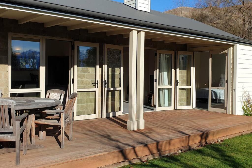 Wanaka Villa | Meadowstone Villa | Cosy with Gas Fireplace & BBQ