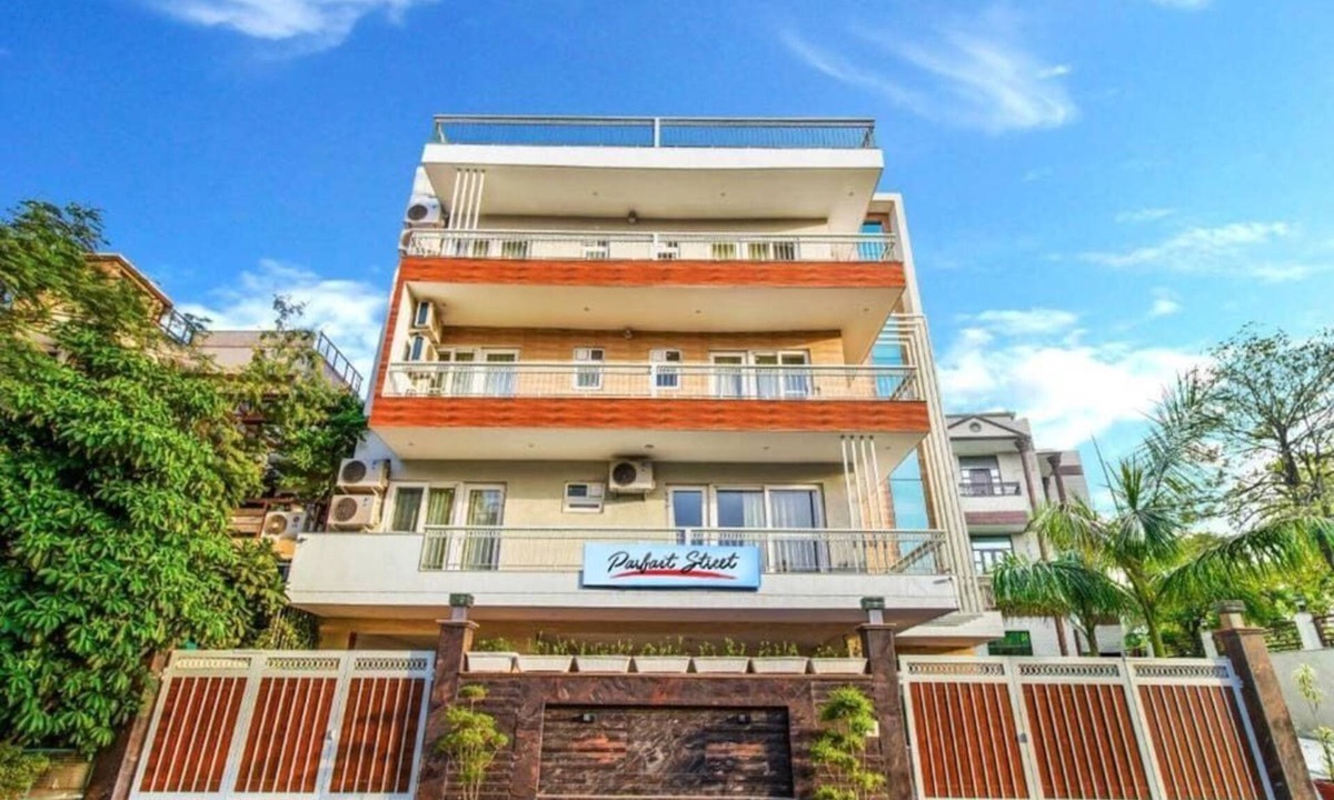 Sushant Lok Apartment | Medical friendly 2 BR near Fortis -Parfait Street