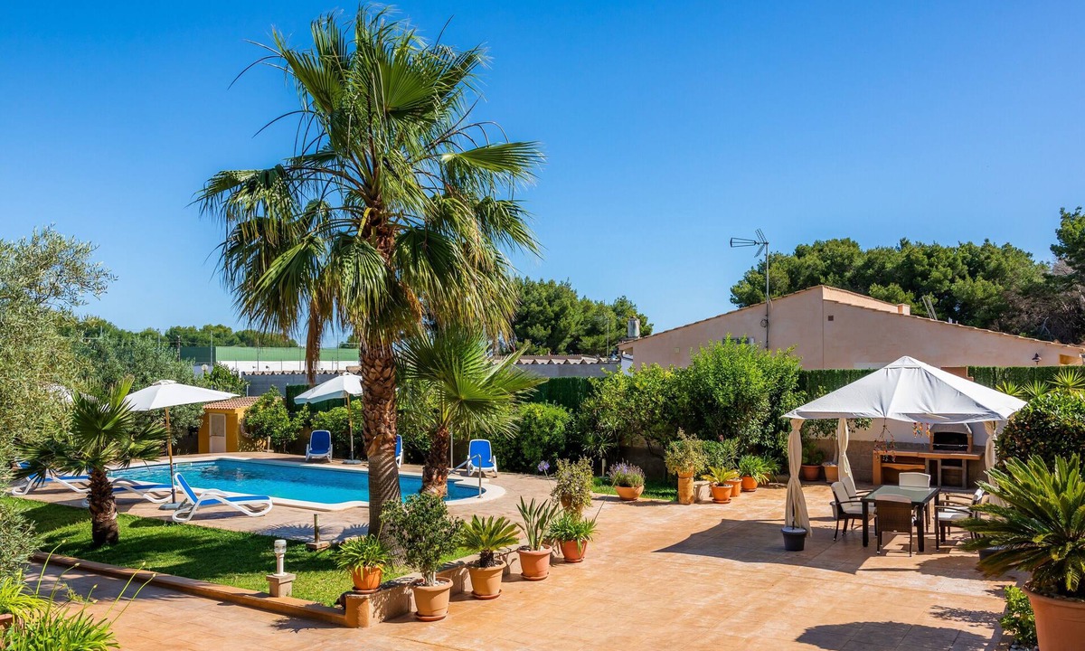 Son Baulo Ski Chalet | Mediterranean Chalet S'Oratge with Pool, Garden, Wi-Fi & Terrace
