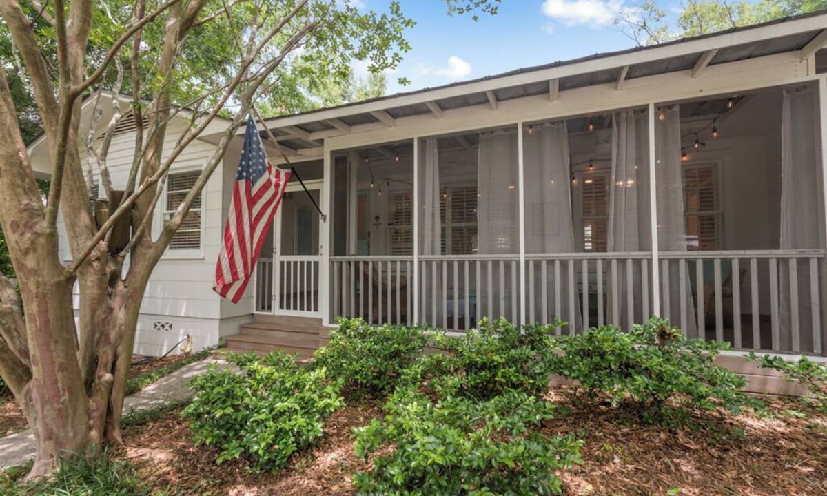 Fairhope Cottage | “Meet Me in Fairhope”-Walk to bay and beach in the heart of Fairhope!