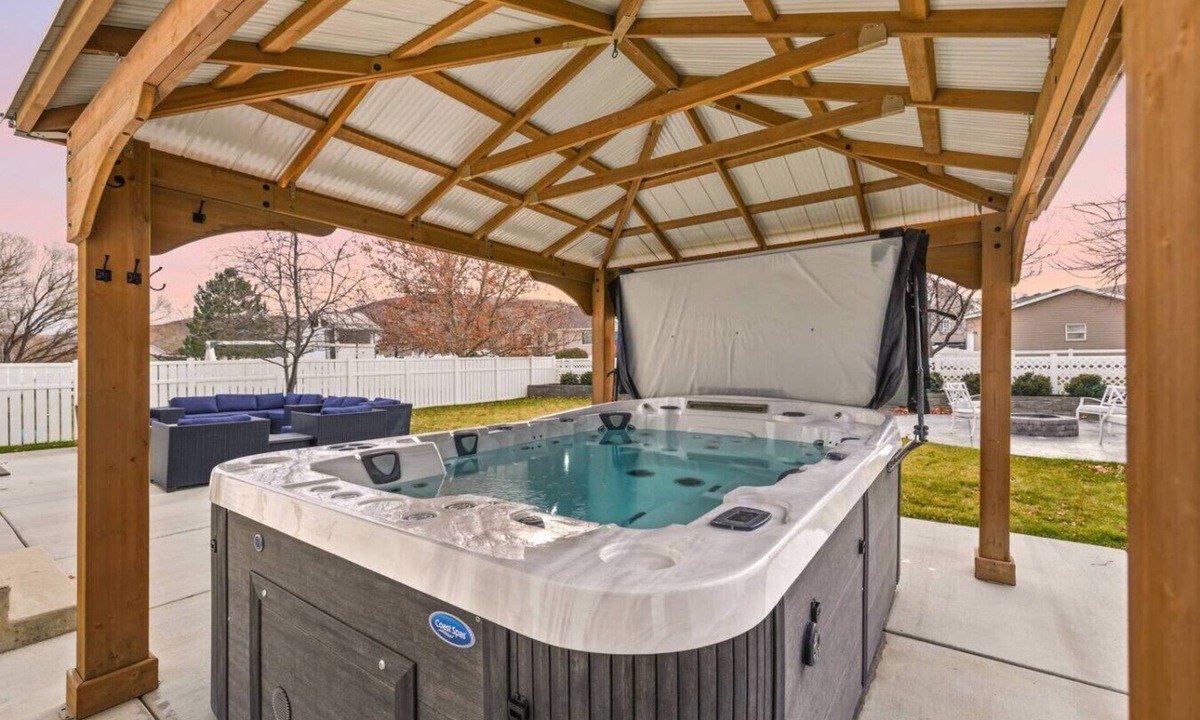Herriman House | Mega Hot Tub - Fire Pit - Play Room - Sleeps 12