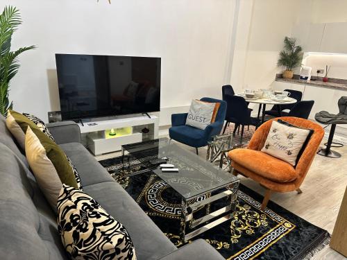 Salford Villa | Mega7 Spacious 2Bedroom Apartment, 2 Bathrooms, Balcony and Free Parking