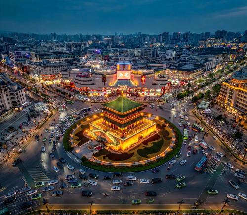 Lianhu Hotel | Mehood Hotel Ideally located in the heart of the city, just steps from the historic Xi'an Ancient Wall and Yuxiangmen Metro A short 3-stop ride to the Bell Tower