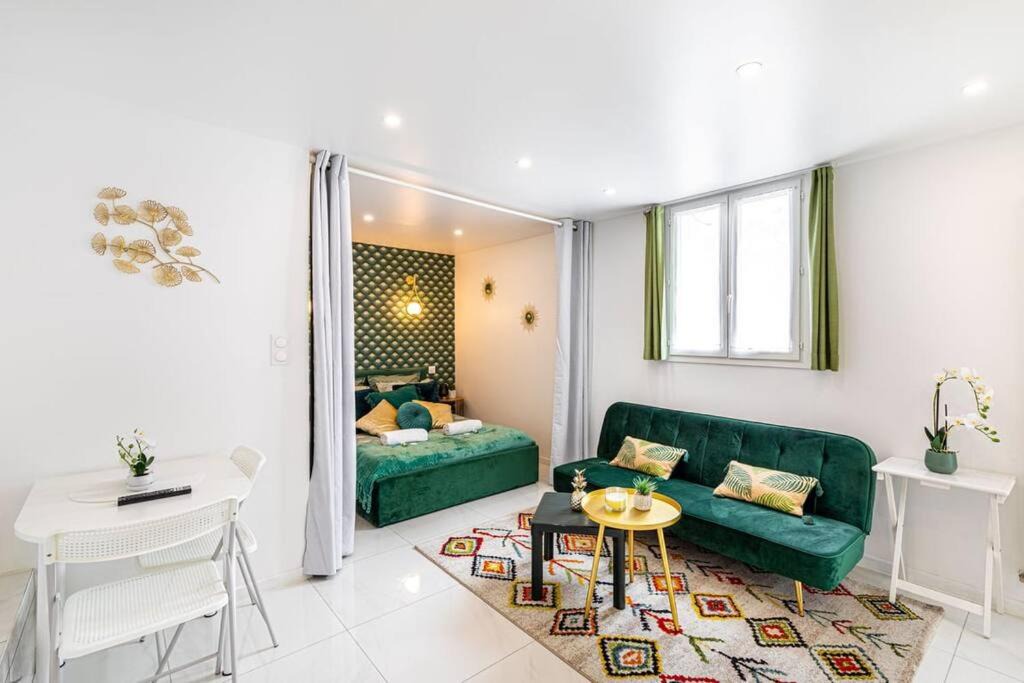 Plateau - Mont-Valerien Apartment | MELANIE - Emerald Serenity Paris La Défense - Salon de Jardin Privé, Terrasse & Wifi