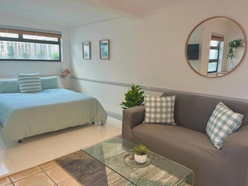 Melkbosstrand Apartment | Melkbos Studio-Steps to Beach, Surf & Restaurants