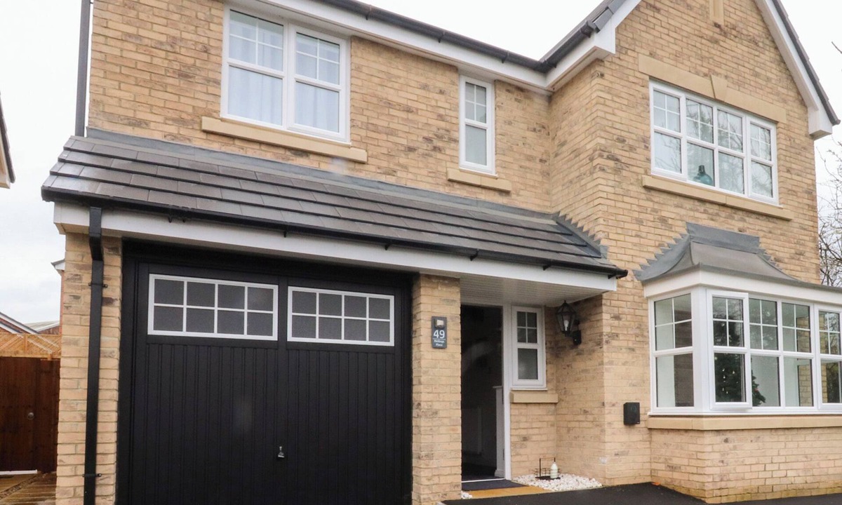 Carnforth Cottage | MELLINGS PLACE, with a garden in Carnforth