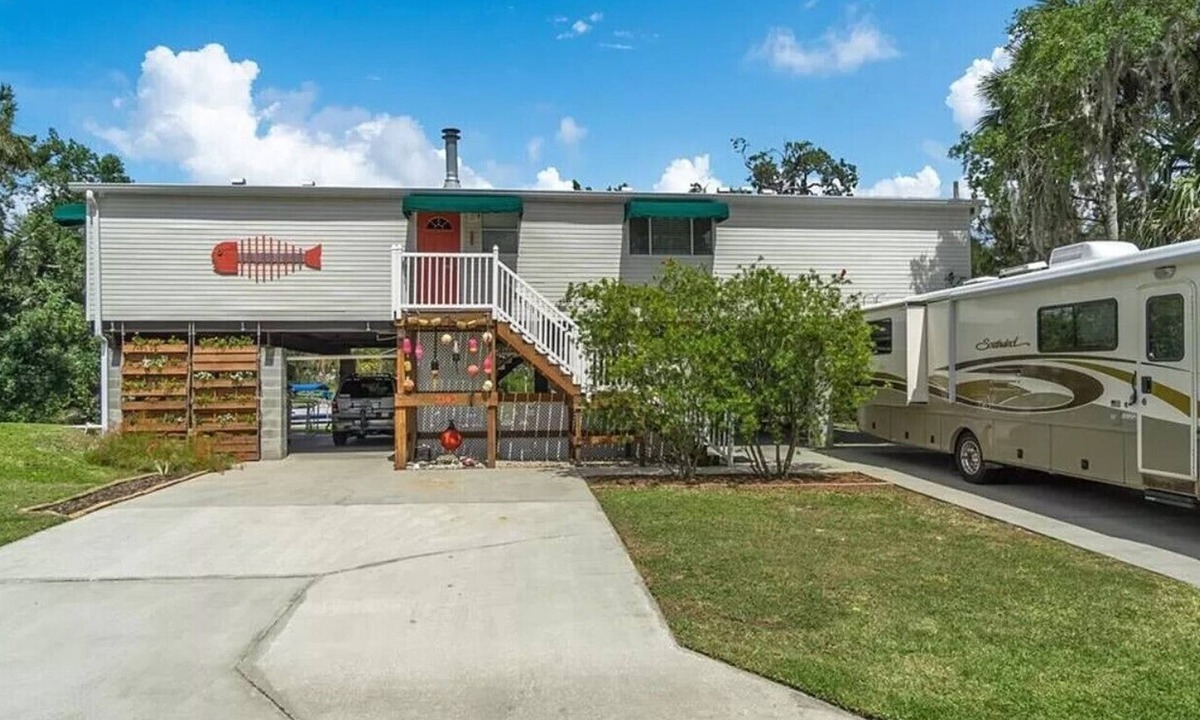 Crystal River House | Mellow Ozello Canal Stilt Home. Kayaks, Dock, King Beds, near Scallop Grounds