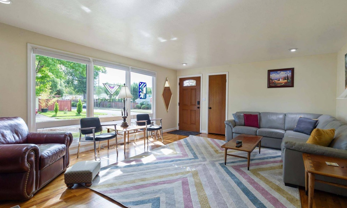 Friendly House | Mellow Yellow: Cozy 3BR near UO and Downtown, perfect for 6 guests!