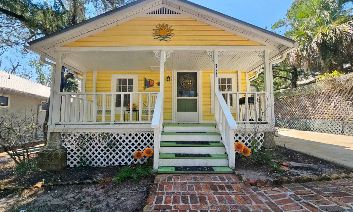 Cedar Key Cottage | Mellow Yellow! Sunny Cottage - Trailer Parking!