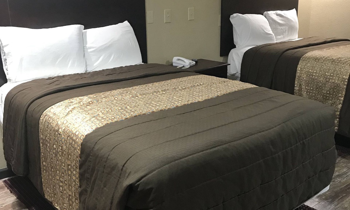 Ellendale Hotel | Memphis Inn