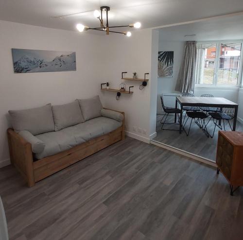 Les Menuires Apartment | Menuires - Appart 5pers Skis aux pieds-piste à coté-Parking prive