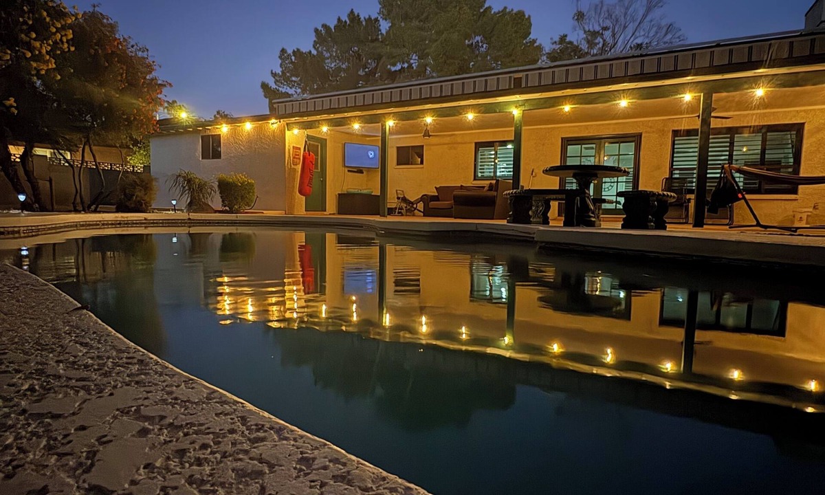 Mesa House | Mesa near Spring Training. PATIO, POOL, GYM, GRILL, FIRE PIT, WORK SPACE