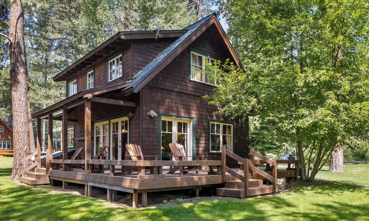 Camp Sherman Cabin | Metolius River Resort Cabin 12 Luxurious cabin on the Metolius River & fireplace