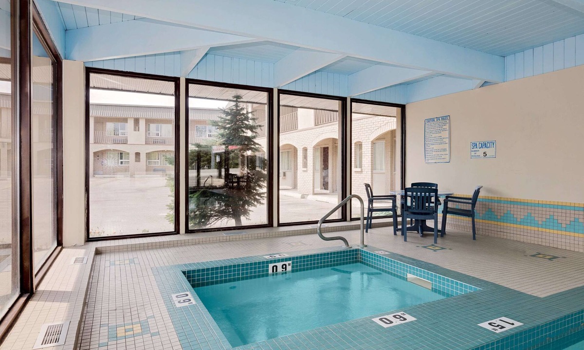 Banff Trail Hotel | Metro Inn Calgary Northwest