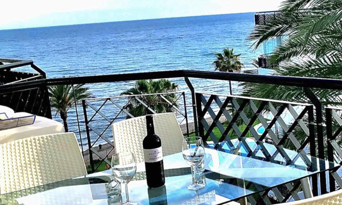 Sitio de Calahonda Apartment | MI CAPRICHO 2D BEACHFRONT: Apartment with sea view
