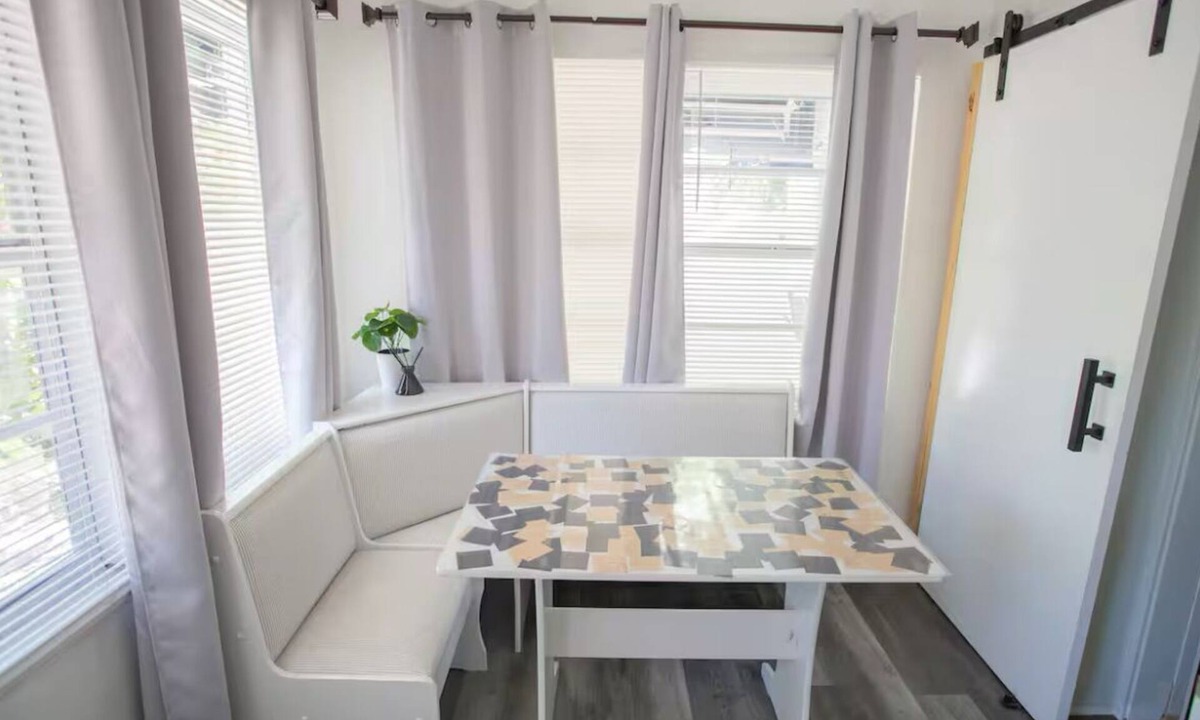 Northeast Miami Apartment | Miami's vibrant studio near the ports of Miami.