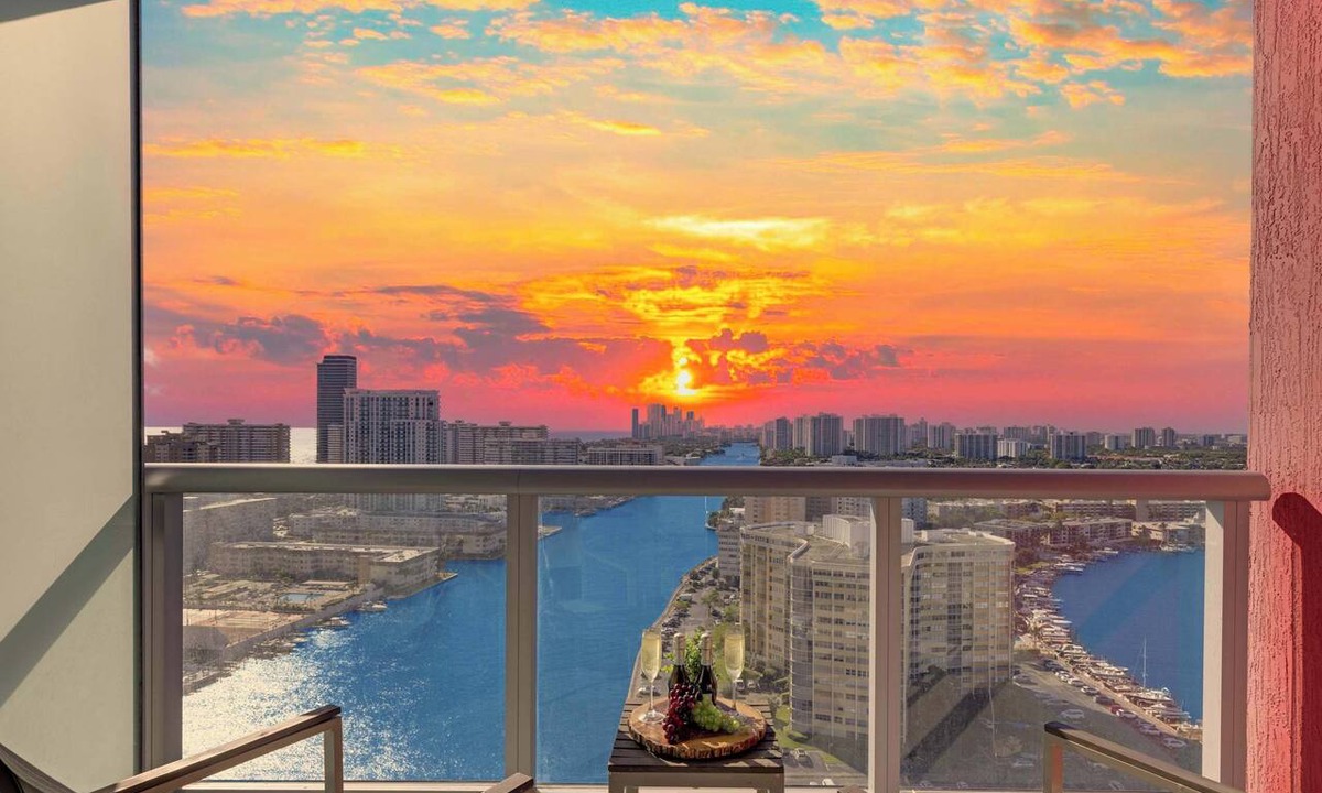 Hallandale Beach Condo | Miami Studio, Amazing Amenities, Infinite View