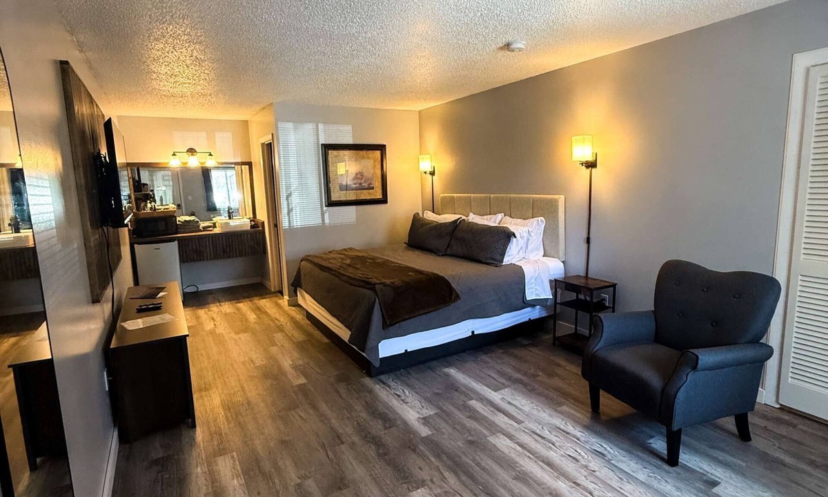 Eureka Springs Historic District Hotel | Miami Suite 102 at Tradewinds